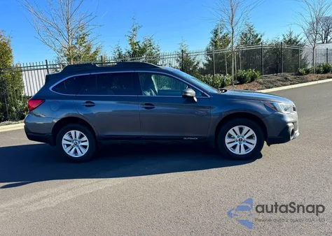 2018 Subaru Outback 2.5I Premium z USA, uszkodzony, nr VIN 4S4BSAFC0J3335555